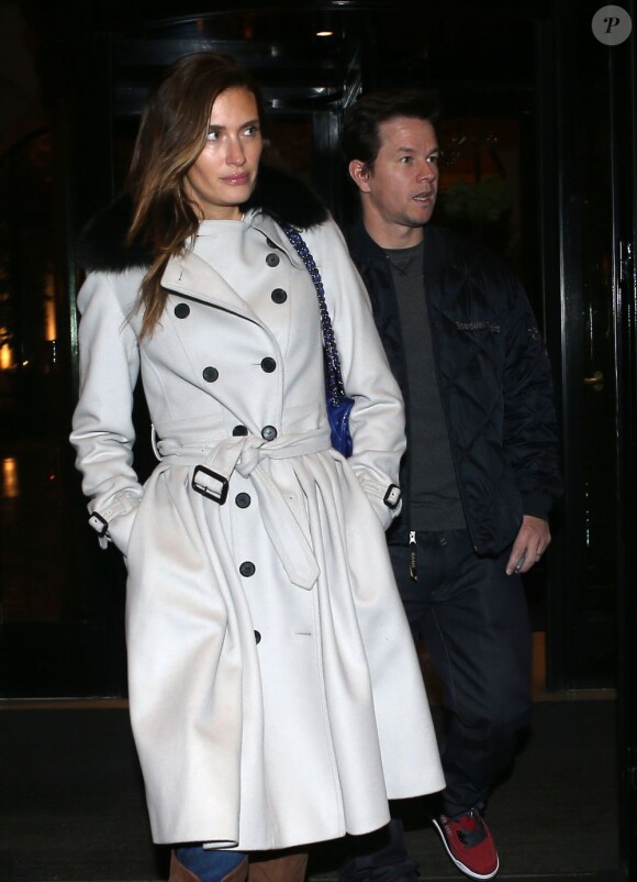 Dans le froid parisien, Mark Wahlberg et sa femme Rhea Durham partent pour un dîner romantique au restaurant typique L'ami Louis à Paris, le 3 fevrier 2013.