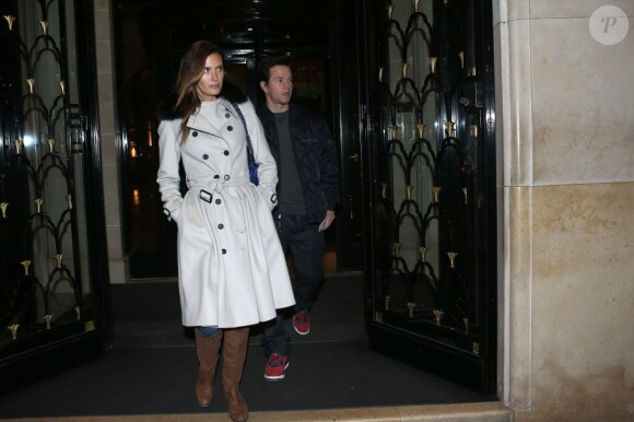 Mark Wahlberg et sa femme Rhea Durham quitte l'hôtel pour le restaurant L'ami Louis à Paris, le 3 fevrier 2013.