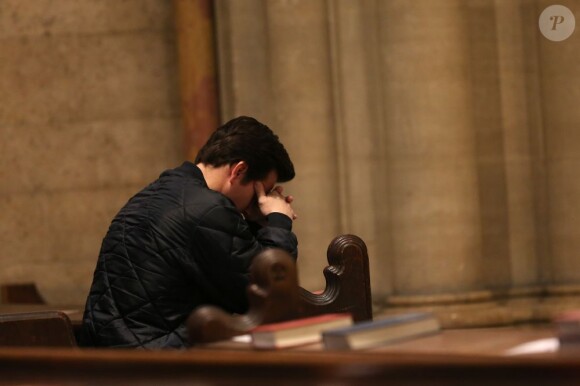 Mark Wahlberg en pleine prière à la Cathédrale américaine de la Sainte Trinité à Paris, le 3 février 2013.