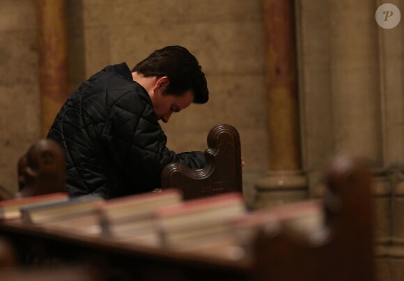 Mark Wahlberg se recueille en la Cathédrale américaine de la Sainte Trinité à Paris, le 3 février 2013.