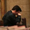 Image forte, Mark Wahlberg en plein recueillement à la cathédrale americaine Sainte-Trinité de Paris pour prier, le 3 fevrier 2013.