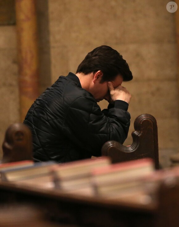 Image forte, Mark Wahlberg en plein recueillement à la cathédrale americaine Sainte-Trinité de Paris pour prier, le 3 fevrier 2013.