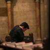 Mark Wahlberg prie à la Cathédrale américaine de la Sainte Trinité à Paris, le 3 février 2013.