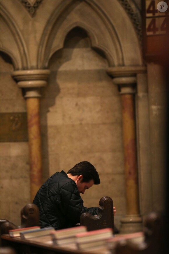 Mark Wahlberg prie à la Cathédrale américaine de la Sainte Trinité à Paris, le 3 février 2013.