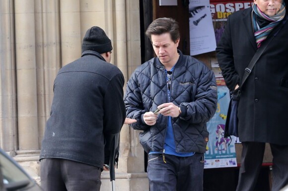 Généreux, Mark Wahlberg donne de l'argent à un mendiant à la Cathédrale américaine de la Sainte Trinité à Paris, le 3 février 2013.
