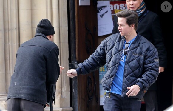 Mark Wahlberg quitte la Cathédrale américaine de la Sainte Trinité à Paris, le 3 février 2013, après avoir prié et donné de l'argent à un mendiant.