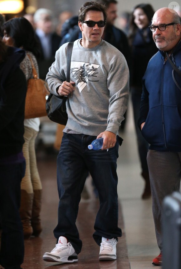 Mark Wahlberg arrive à l'aéroport de Paris, le 2 février 2013.