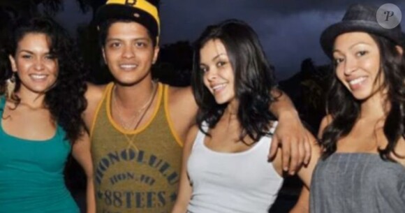 Bruno Mars et trois de ses soeurs en décembre 2012.