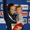 Laure Manaudou et sa petite Manon le 24 novembre 2012 lors des championnats d'Europe à Chartres après sa victoire sur 50m dos
