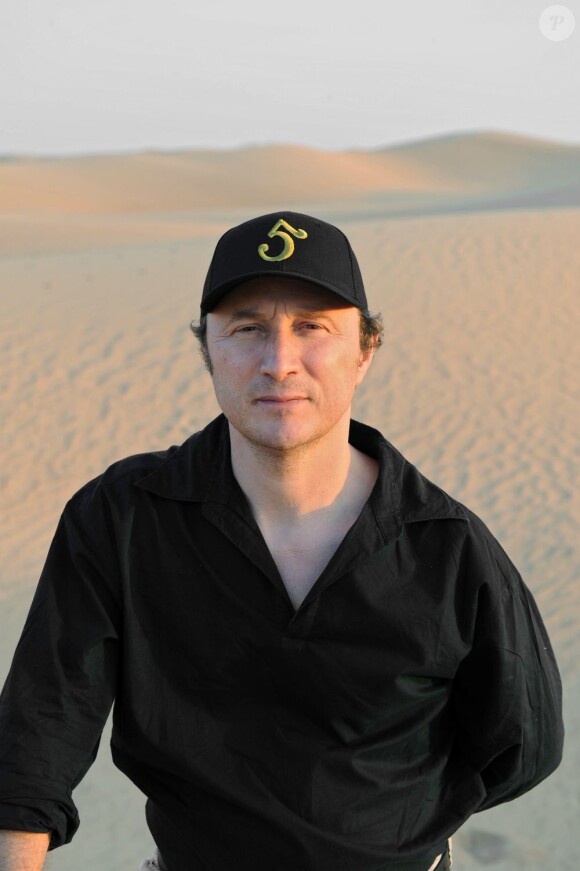 Le réalisateur Karim Dridi dans le désert près de Dubaï le 18 décembre 2008