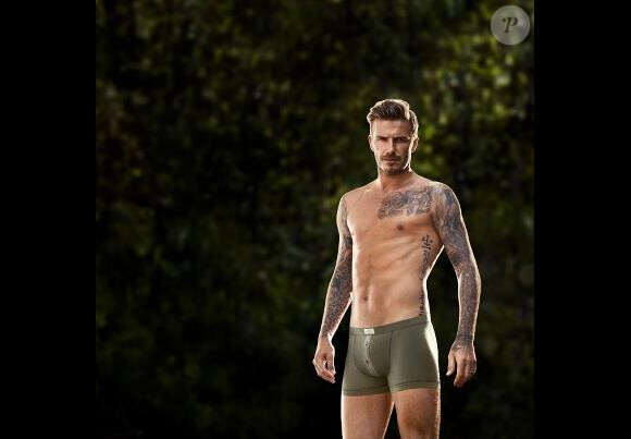 David Beckham encore une fois très sexy dans la nouvelle campagne pour H&M. Photos publiées sur le Facebook du sportif, le 4 février 2013.