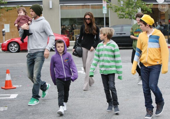 David et Victoria Beckham avec leurs enfants dans les rues de Santa Monica, le 17 mars 2012.
