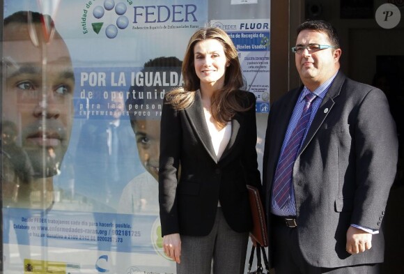 La princesse Letizia d'Espagne studieuse à Madrid le 5 février 2013 pour une réunion de travail de la Fédération espagnole des maladies rares (FEDER), dont elle est la présidente d'honneur.