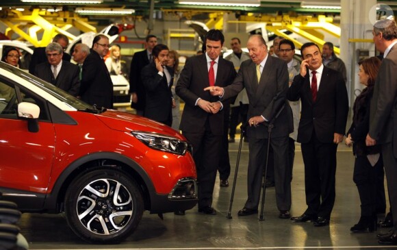 Le roi Juan Carlos Ier d'Espagne en visite à l'usine Renault de Valladolid avec Carlos Ghosn le 5 février 2013.