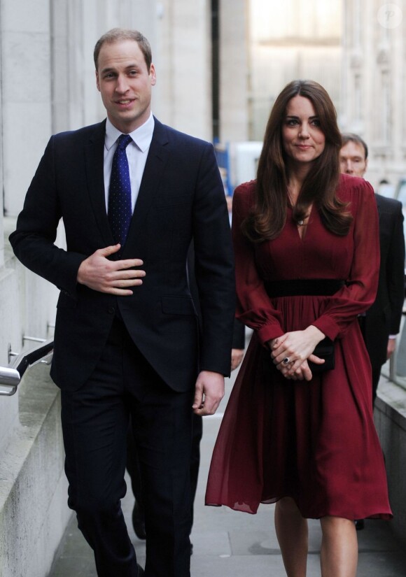 Le prince William et Kate Middleton, enceinte, lors de leur dernière apparition officielle avant leurs vacances dans les Caraïbes, le 11 janvier 2013 à la National Portrait Gallery de Londres.