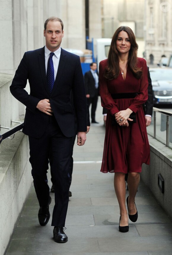 Le prince William et Kate Middleton, enceinte, lors de leur dernière apparition officielle avant leurs vacances dans les Caraïbes, le 11 janvier 2013 à la National Portrait Gallery de Londres.