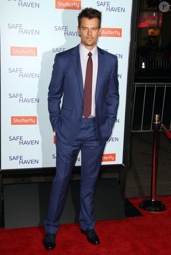 Josh Duhamel droit et beau gosse pour la première du film Safe Haven au Chinese Theatre de Los Angeles, le 5 février 2013.
