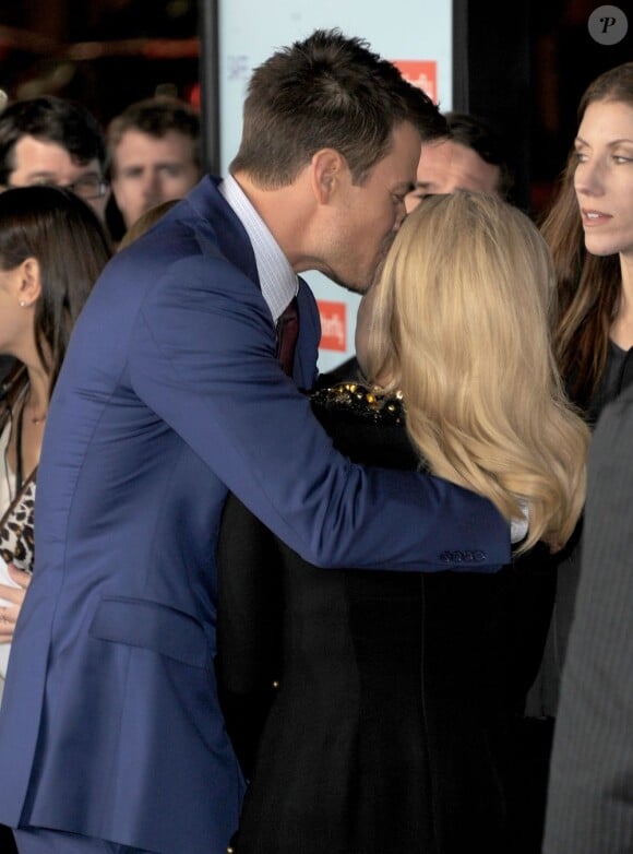 Josh Duhamel embrasse Fergie lors de la première du film Safe Haven au Chinese Theatre de Los Angeles, le 5 février 2013.