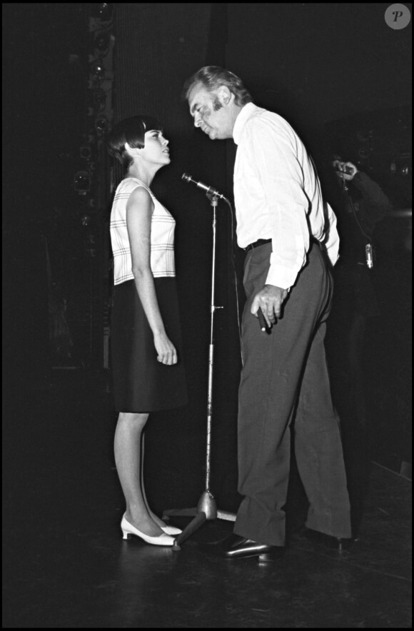 Mireille Mathieu et son manager Johnny Stark à l'Olympia, en 1966. Stark s'occupait avant de Johnny Hallyday.