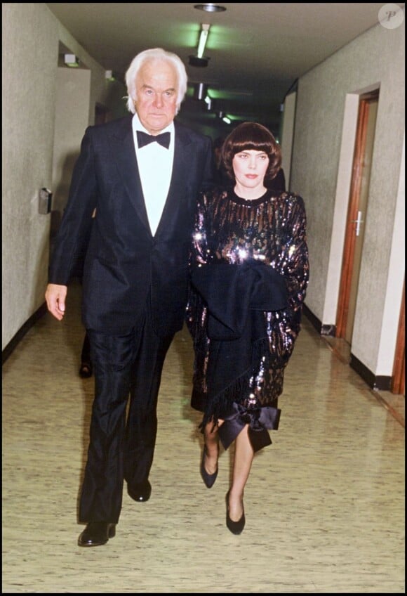 Mireille Mathieu et son manager Johnny Stark à Paris, le 14 janvier 1986. 