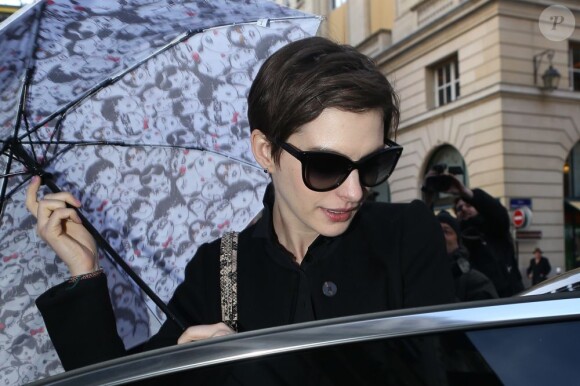 Anne Hathaway est allée faire du shopping chez Lanvin à Paris, le 7 février 2013.