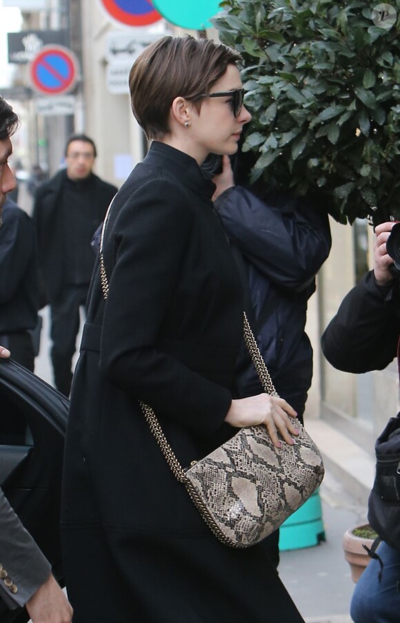 Anne Hathaway arrive pour une séance shopping chez Lanvin à Paris, le 7 février 2013.