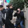 Anne Hathaway face aux paparazzis devant la boutique Lanvin à Paris, le 7 février 2013.