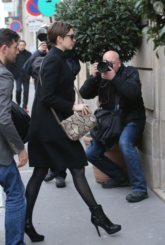 Anne Hathaway face aux paparazzis devant la boutique Lanvin à Paris, le 7 février 2013.