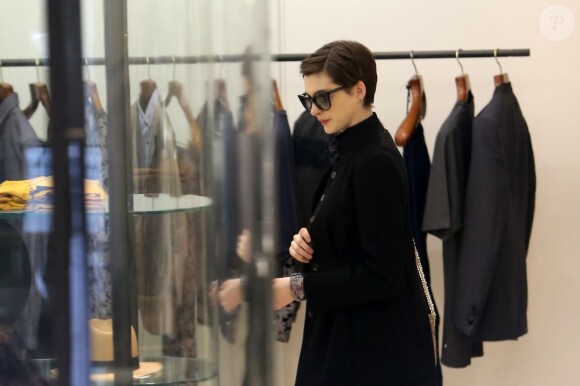 Anne Hathaway en séance shopping chez Lanvin à Paris, le 7 février 2013.