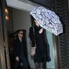 Accompagnée d'Adam Shulman derrière elle, Anne Hathaway ressort de la boutique de luxe Lanvin à Paris, le 7 février 2013.