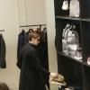 Anne Hathaway repose un chapeau en paille dans la boutique Lanvin à Paris, le 7 février 2013.