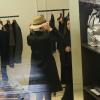 Anne Hathaway essaie un chapeau dans la boutique Lanvin à Paris, le 7 février 2013.