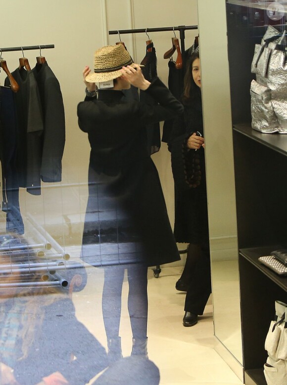 Anne Hathaway essaie un chapeau dans la boutique Lanvin à Paris, le 7 février 2013.