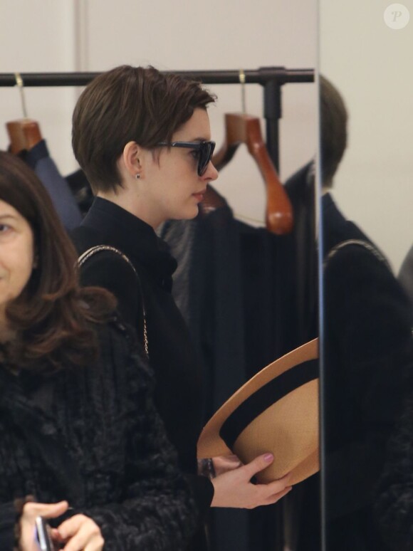Anne Hathaway en pleine séance shopping chez Lanvin à Paris, le 7 février 2013.