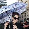 Anne Hathaway repart de sa séance shopping chez Lanvin à Paris, le 7 février 2013.