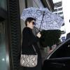Parapluie de sortie, Anne Hathaway ressort de la boutique Lanvin à Paris, le 7 février 2013.