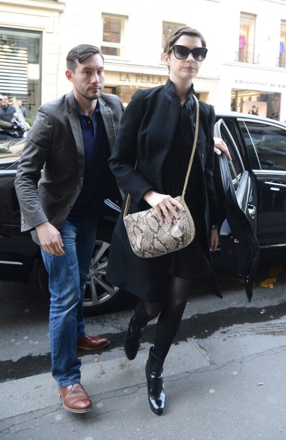 Anne Hathaway Rue du Faubout Saint-Honoré chez Lanvin à Paris, le 7 février 2013.