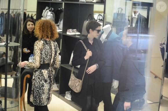 Anne Hathaway dans la boutique Lanvin, Paris, le 8 février 2013.