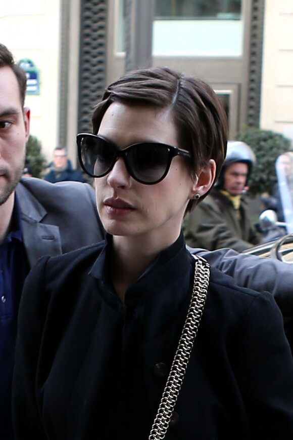 Anne Hathaway a été vue dans la boutique Lanvin, Paris, le 8 février 2013.
