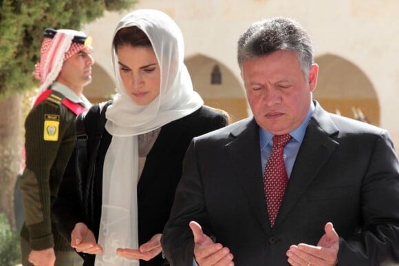 La reine Rania et le roi Abdullah II de Jordanie se sont recueillis le 7 février 2013 à la mémoire de feu le roi Hussein, pour le 14e anniversaire de sa mort, au cimetière royal d'Amman.