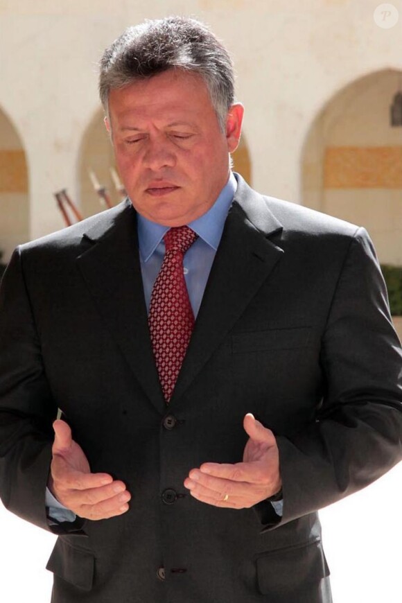Le roi Abdullah II de Jordanie en plein recueillement le 7 février 2013 à la mémoire de feu le roi Hussein, pour le 14e anniversaire de sa mort, au cimetière royal d'Amman.