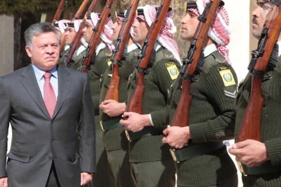 Rania et le roi Abdullah II de Jordanie se sont recueillis le 7 février 2013 à la mémoire de feu le roi Hussein, pour le 14e anniversaire de sa mort, au cimetière royal d'Amman.