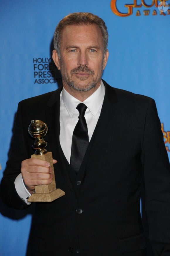 Kevin Costner reçoit le Golden Globes du meilleur acteur dans une mini-série à Beverly Hills, le 13 janvier 2013.
