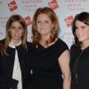 Sarah Ferguson avec ses filles les princesses Beatrice et Eugenie en novembre 2012 au vernissage de l'expo Valentino à Londres.