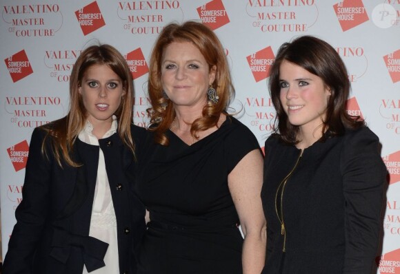 Sarah Ferguson avec ses filles les princesses Beatrice et Eugenie en novembre 2012 au vernissage de l'expo Valentino à Londres.