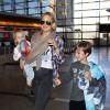 L'actrice Kate Hudson, son fils Ryder, son fiancé Matthew Bellamy et leur fils Bingham, à l'aéroport de Los Angeles, le 9 février 2013.