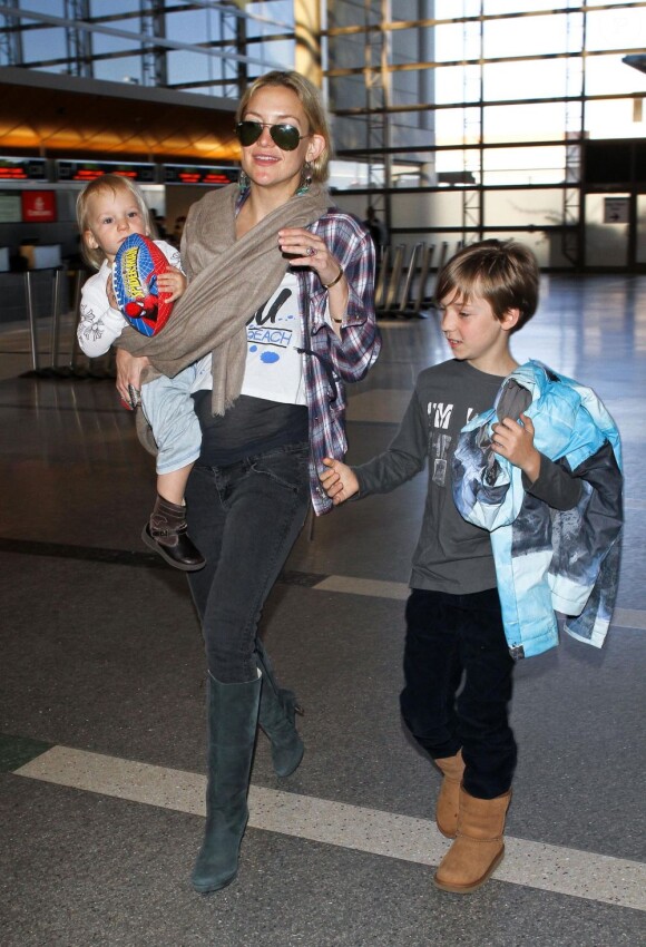 L'actrice Kate Hudson, son fils Ryder, son fiancé Matthew Bellamy et leur fils Bingham, à l'aéroport de Los Angeles, le 9 février 2013.