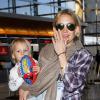 Kate Hudson, son fils Ryder, Matthew Bellamy et leur fils Bingham, à l'aéroport de Los Angeles, le 9 février 2013.