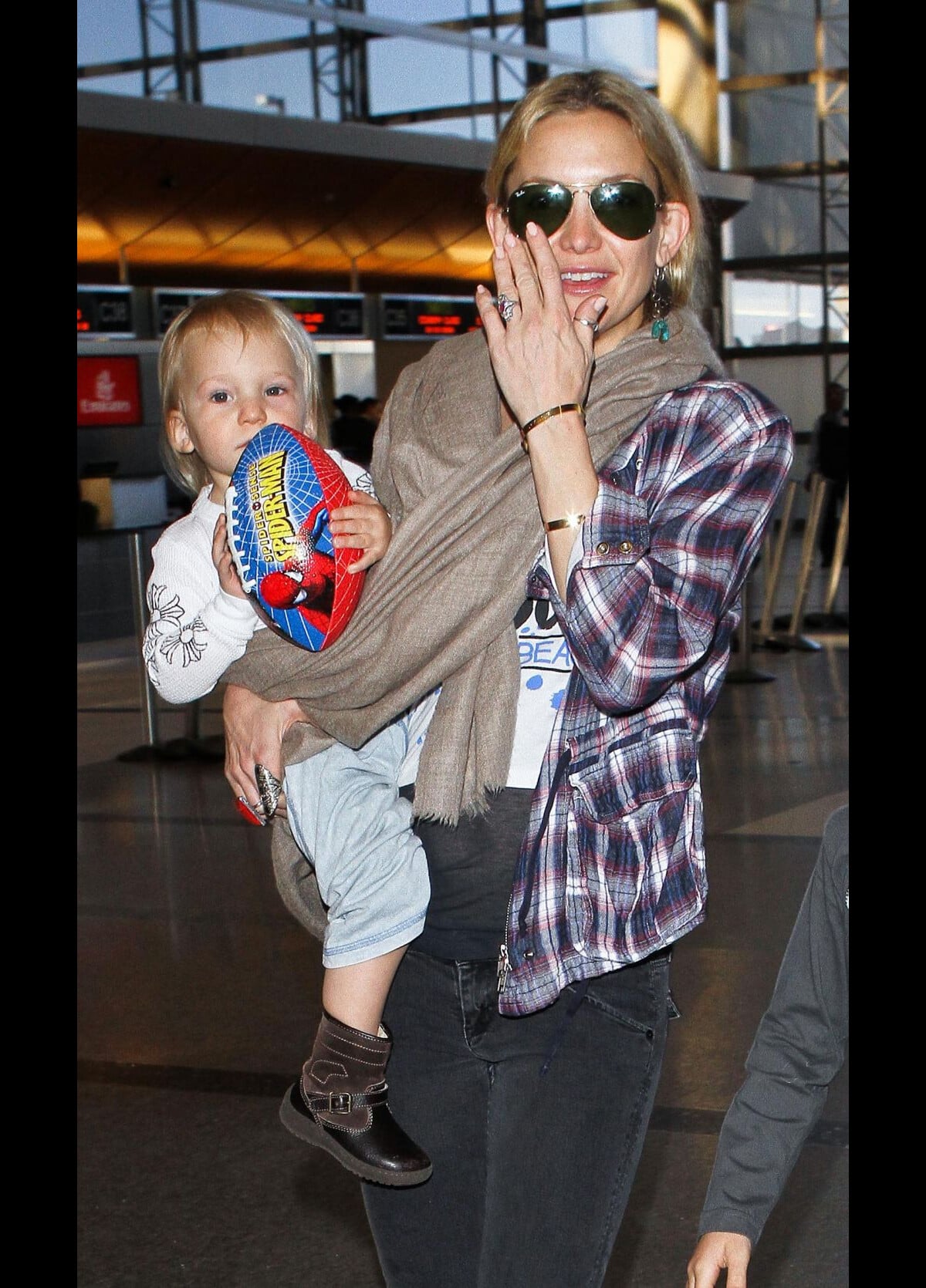Vidéo Kate Hudson, son fils Ryder, Matthew Bellamy et leur fils