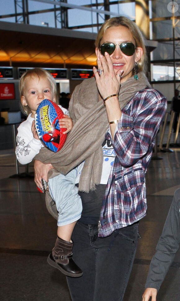 Kate Hudson, son fils Ryder, Matthew Bellamy et leur fils Bingham, à l'aéroport de Los Angeles, le 9 février 2013.
